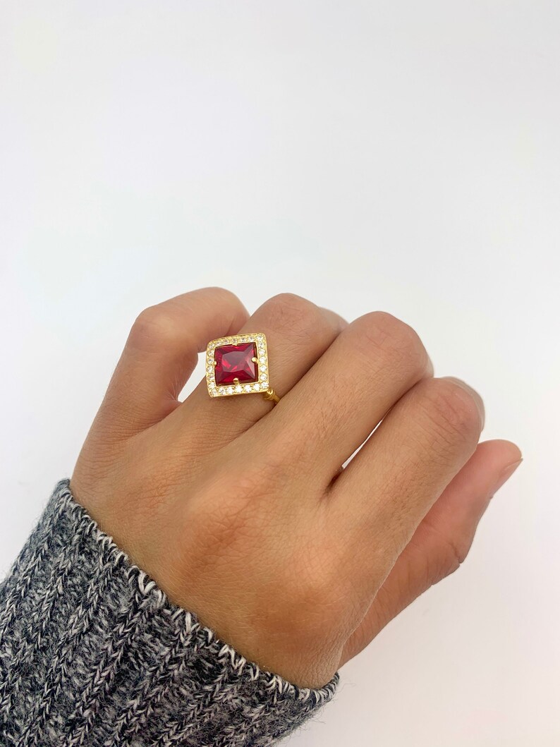 Anello con rubino quadrato, rubino artificiale, anello con rubino in oro, anello vintage rosso, anello quadrato rosso, anello con taglio principessa, anello in oro vermeil, oro di Adina immagine 2
