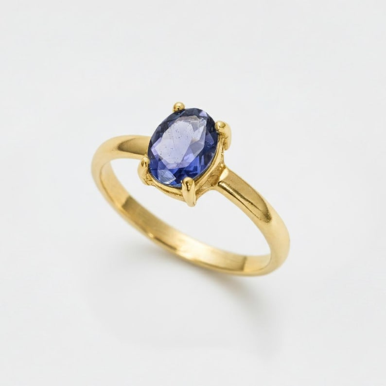 Anillo de iolita de oro, solitario de 2 quilates, anillo morado, iolita natural, anillo chapado en oro, anillo de promesa, anillo de pedida de mano, anillo delicado, anillo vermeil imagen 1