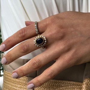 Ovale saffier halo ring, koningsblauwe edelsteen, vintage-geïnspireerde 18k vergulde ring, geboortesteen van september afbeelding 7