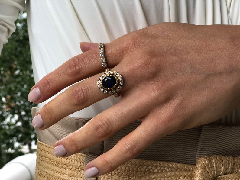 Ovale saffier halo ring, koningsblauwe edelsteen, vintage-geïnspireerde 18k vergulde ring, geboortesteen van september afbeelding 7