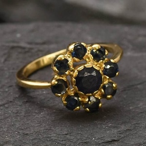 Gold Blume Ring, natürlicher blauer Saphir, Saphir Ring, blaues Gänseblümchen Ring, Vergoldeter Ring, September Geburtsstein, Blume Ring, Vermeil Ring