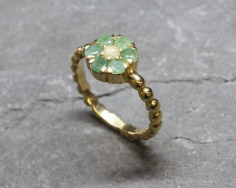 Goldblumenring, natürlicher Smaragdring, Opalring, grüner Gänseblümchenring, vergoldeter Ring, Mai-Geburtsstein, Vintage-Ring, zierlicher Blumenring