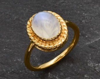 Gold Moonstone Ring, Natural Moonstone, Rainbow Moonstone, Oval Moonstone Ring, White Moonstone Ring, Vintage Ring, Solitaire Ring, Vermeil