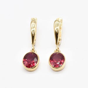 Kolczyki z rubinowymi wiszącymi kolczykami, kolczyki z rubinowymi wiszącymi kolczykami, kolczyki z czerwonymi rubinami, złote kolczyki z rubinowymi wiszącymi kolczykami, złote kolczyki z wiszącymi kolczykami, złoto od Adiny