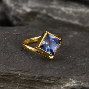 Anillo de tanzanita de oro, tanzanita creada, anillo cuadrado princesa, anillo chapado en oro, solitario azul, anillo asimétrico, anillo de 3 quilates, anillo vermeil