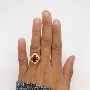 Anello con rubino quadrato, rubino artificiale, anello con rubino in oro, anello vintage rosso, anello quadrato rosso, anello con taglio principessa, anello in oro vermeil, oro di Adina immagine 7