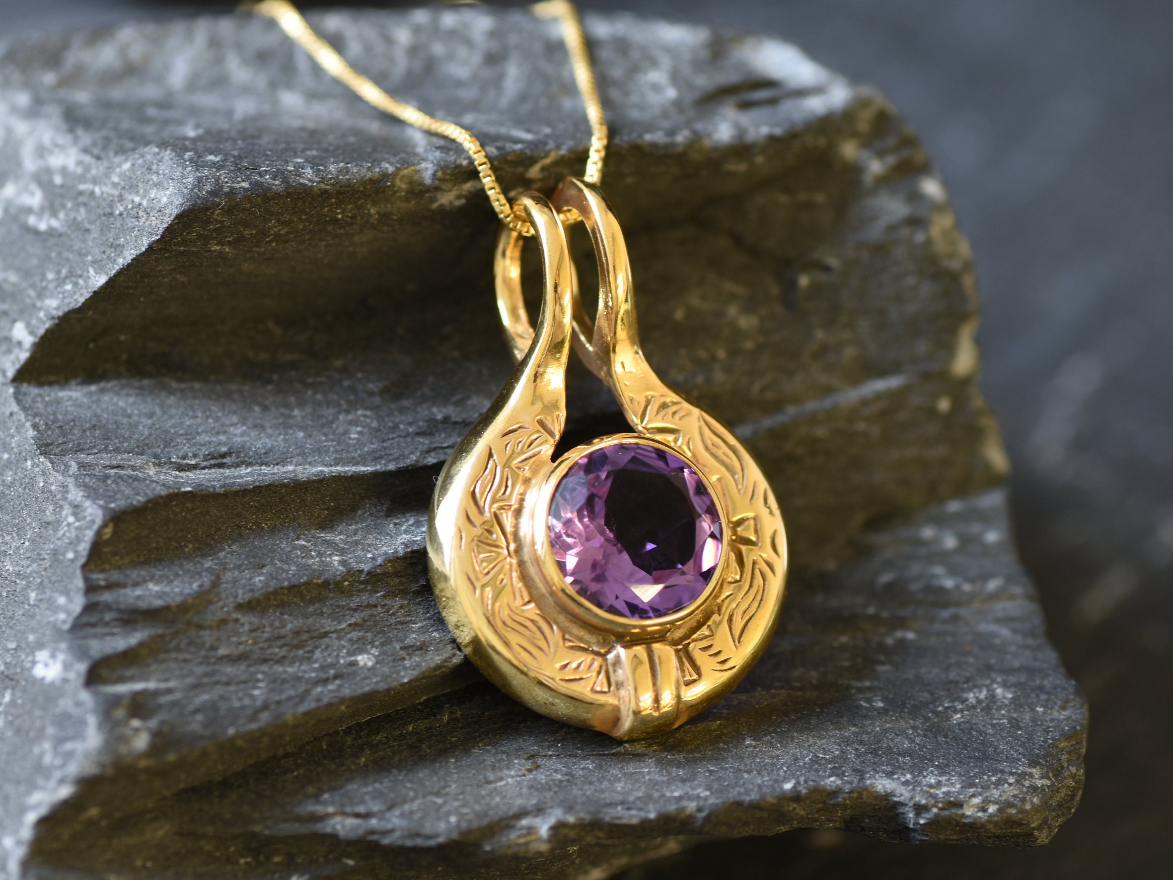 Pendentif Ancien En Or 18k Avec Améthyste Naturelle - Forme Goutte, Cadre Torsadé - Occasion, Origine France