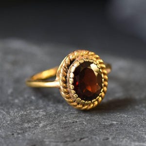 Gouden granaatring, natuurlijke granaat, geboortesteen januari, ring januari, geboortesteenring, gouden Victoriaanse ring, gouden antieke ring, 18 kt goud vermeil