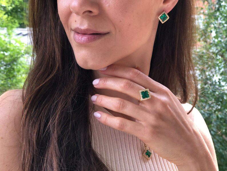 Pendientes de oro y esmeralda, esmeralda sintética, pendientes antiguos, pendientes cuadrados, pendientes chapados en oro, pendientes de talla princesa, pendientes vintage, vermeil imagen 3