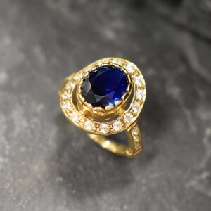 Ovale saffier halo ring, koningsblauwe edelsteen, vintage-geïnspireerde 18k vergulde ring, geboortesteen van september afbeelding 9