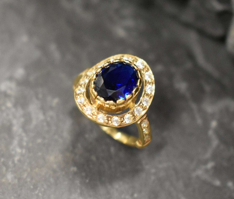Ovale saffier halo ring, koningsblauwe edelsteen, vintage-geïnspireerde 18k vergulde ring, geboortesteen van september afbeelding 9
