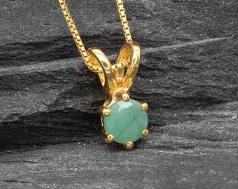 Colgante de oro y esmeralda, esmeralda natural, piedra de nacimiento de mayo, colgante solitario de oro, colgante delicado de oro, colgante minimalista de oro, colgante de esmeralda