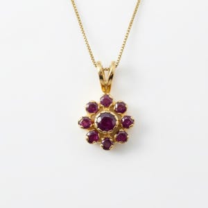 Rubinblommahänge, Äkta rubinhalsband, Guldrubinhänge, Rött blomhalsband, Juli födelsesten, Vintage prästkragehänge, Guld från Adina