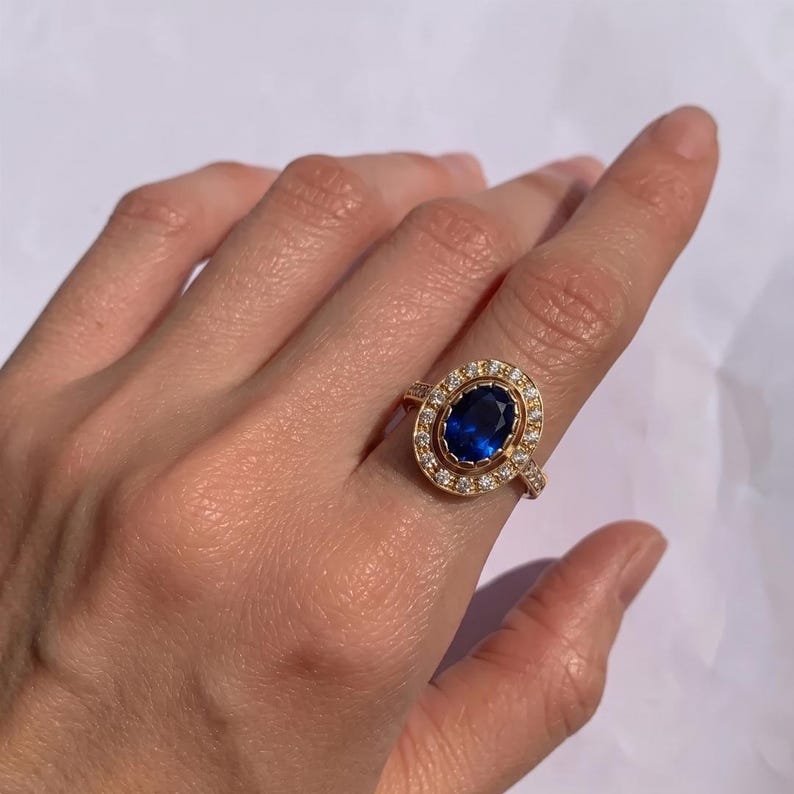 Ovale saffier halo ring, koningsblauwe edelsteen, vintage-geïnspireerde 18k vergulde ring, geboortesteen van september afbeelding 6