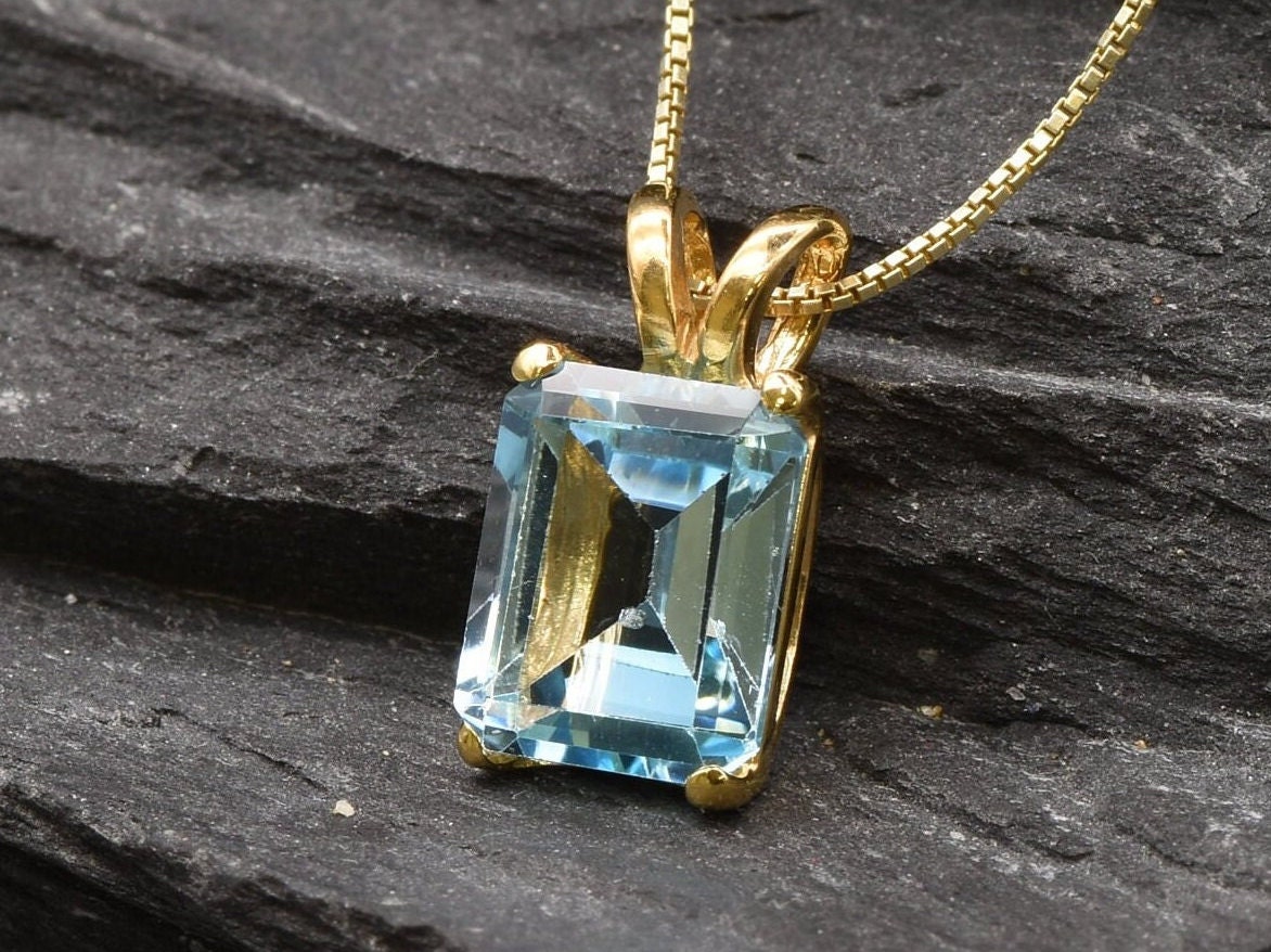 Blue topaz pendant yellow gold deals