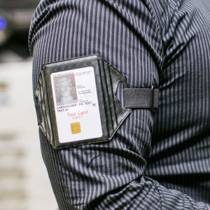 Ausweishalter mit Gummiband, Schwarz + transparent