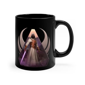 Op de afbeelding: Zwarte keramische mok met een witte gekapte figuur die een paarse lightsaber vasthoudt. De figuur staat voor een donkere achtergrond met een wit symbool erachter.