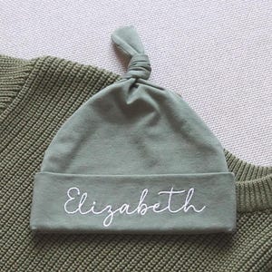 Gepersonaliseerde babymutsje met naam ziekenhuishoed pasgeboren baby aangepaste knoop babymutsje geborduurde babymutsje pasgeboren coming home hoed kraamcadeau