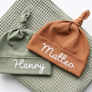 Gepersonaliseerde babymutsje pasgeboren geborduurd babymutsje Aangepaste babymutsje met naam Babynaamhoedje pasgeboren ziekenhuishoedje Knoop babymutsje