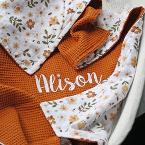 Personalisierte Babydecke, gestickter Name, Waffelstrick, Blumenmusselin