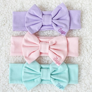 Personalized baby headband Custom baby bow headband Name infant girl bow Newborn headband with initials Baby bow embroidered Baby gift