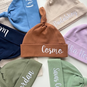 Gepersonaliseerde babymutsje pasgeboren geborduurd babymutsje Aangepaste babymutsje met naam Babynaamhoedje pasgeboren ziekenhuishoedje Knoop babymutsje
