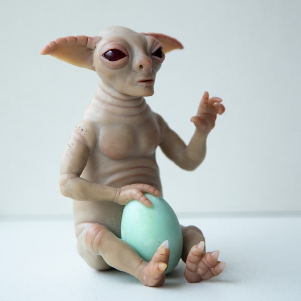 Statue of alien from yoda race, surreal alien miniature, creature art yoda doll, character commission weird stuff alien movie creature