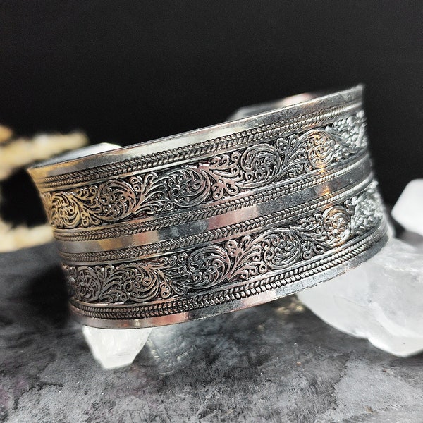 Etched Gypsy Silver Bangle // Vintage Jewelry, Arm Jewelry, Bracelet, Aztec Jewelry, Berber Jewelry, Hippie Jewelry, Boho, Indie, Arm Manchette