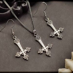Umgedrehtes Kreuz Schmuckset // Petruskreuz, Gothicohrringe, Gothickette, Gothicschmuck, Hexenohrringe, Hexenkette, Satanist, Okkultismus,