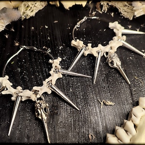 Bone earrings with ravenskull & spikes // natural jewelry, bone jewelry, witch jewelry, witch earrings, gothic jewelry, gothic earrings
