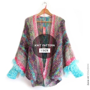 Könnte beinhalten: Strickmuster für einen bunten, mehrfarbigen Cardigan mit V-Ausschnitt und langen Ärmeln. Der Cardigan hat eine flauschige Textur und ist an den Ärmeln mit einem blauen Besatz versehen. Der Text "KNIT PATTERN 1 SIZE" ist auf dem Bild zu sehen.