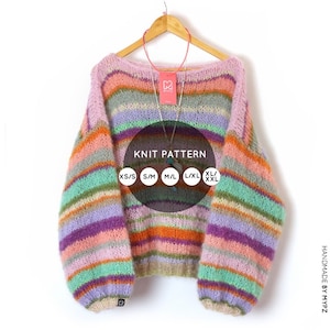 Op de afbeelding: Breipatroon voor een kleurrijke gestreepte trui met een brede, ronde hals. Het patroon omvat de maten XS/S, S/M, M/L, L/XL, XL/XXL. De trui is gemaakt van zacht, pluizig garen in tinten roze, paars, groen, oranje en beige.