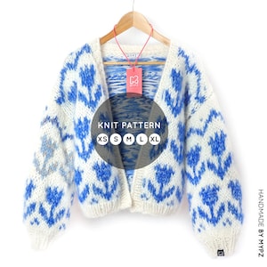 Könnte beinhalten: Strickmuster für einen weißen Cardigan mit blauem Blumendesign. Das Muster ist in den Größen XS, S, M, L und XL erhältlich. Das Muster ist handgefertigt von MYPZ.