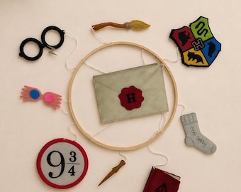 Móvil personalizado de Harry Potter para bebé | Decoración de habitación infantil de Hogwarts | Regalo mágico para bebé | Móvil de fieltro hecho a mano | Nombre personalizado para bebé