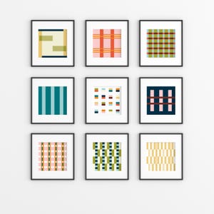 Può includere: Nove stampe artistiche incorniciate con motivi geometrici. Le stampe presentano vari disegni, tra cui strisce, griglie e forme astratte in colori come verde acqua, rosa, giallo e blu. Ogni stampa è in una cornice nera, creando un muro di galleria coeso.