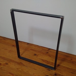 Peut inclure: Un cadre en métal noir avec des coins soudés. Le cadre est rectangulaire et semble être destiné à une table ou à un autre meuble.