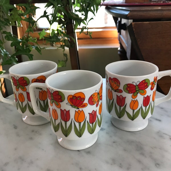 Vintag porcelain ceramic pedestal coffee / tea mugs, 1970s Japan mod colours