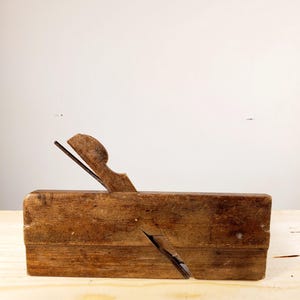 Vintage antieke timmermansvormvliegtuig - Vintage timmerwerkgereedschap