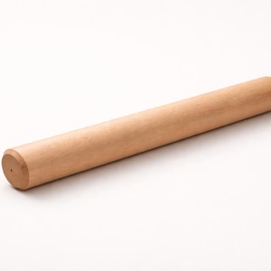 Könnte beinhalten: Ein hellbraunes, zylindrisches Nudelholz aus Holz. Das Küchenwerkzeug hat eine glatte Oberfläche und abgerundete Enden. Es wird zum Ausrollen von Teig verwendet und ist etwa 30 cm lang.