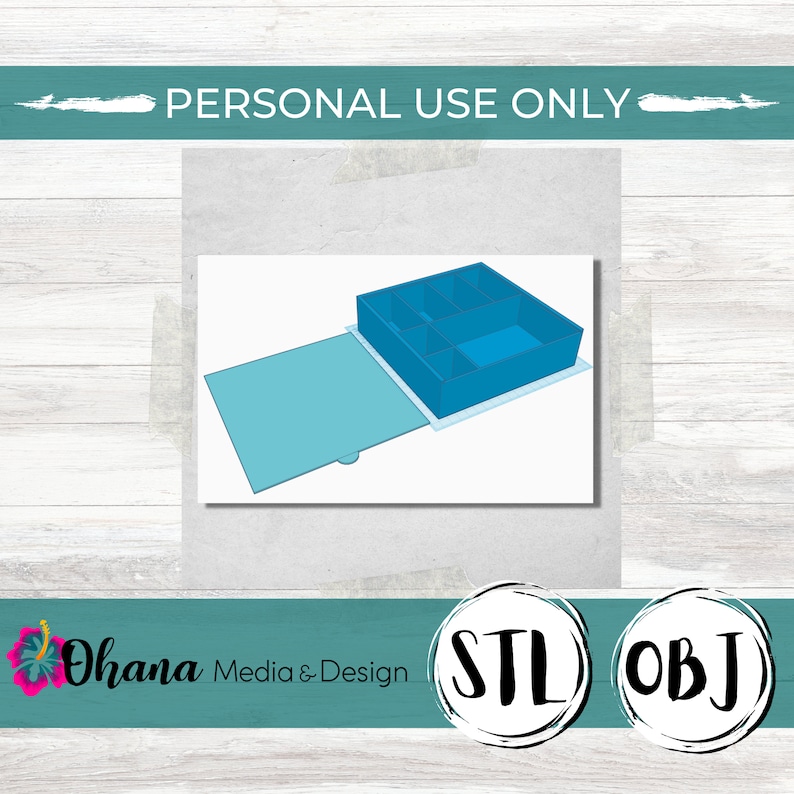Puede incluir: Un modelo 3D de una caja azul con una tapa que se abre. La caja tiene cinco compartimentos en el interior. El modelo est&aacute; renderizado en azul claro.