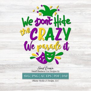 Puede incluir: Un diseño gráfico morado, verde y amarillo con el texto "We don't hide the CRAZY We parade it". El diseño también incluye un gorro de bufón, dos máscaras y estrellas. Diseños para pequeñas empresas dibujados a mano por Ohana Media & Design, LLC. SVG | PNG | AI | EPS | PDF | DXF