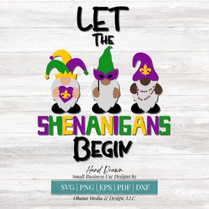 Puede incluir: Tres gnomos con sombreros y accesorios temáticos de Mardi Gras. Los gnomos están de pie frente al texto "Let the Shenanigans Begin".