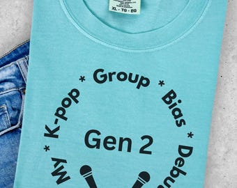 Maglietta Comfort Colors K-pop Group Bias, maglietta K-pop Group Gen 2, maglietta per fan K-pop con design microfono, compleanni, regali per gli amanti della musica