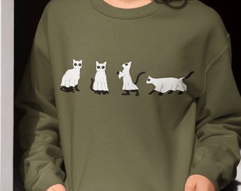 Könnte beinhalten: Ein grünes Sweatshirt mit einem Aufdruck von vier weißen Katzen, die als Geister verkleidet sind. Die Katzen stehen in einer Reihe, wobei die ersten drei nach vorne und die letzte nach rechts schauen. Die Katzen haben schwarze Augen und Nasen.
