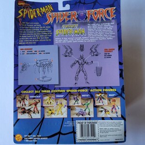 Peut inclure: Figure d'action Spider-Man avec une combinaison cybern&eacute;tique bleue et violette. La figurine tient un lance-toiles dans une main et une &eacute;p&eacute;e dans l'autre. L'emballage pr&eacute;sente un motif de toile d'araign&eacute;e et le texte "Spider-Force" et "Cybersect Spider-Man".