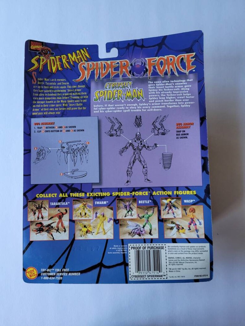 Peut inclure: Figure d'action Spider-Man avec une combinaison cybern&eacute;tique bleue et violette. La figurine tient un lance-toiles dans une main et une &eacute;p&eacute;e dans l'autre. L'emballage pr&eacute;sente un motif de toile d'araign&eacute;e et le texte "Spider-Force" et "Cybersect Spider-Man".