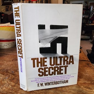 Op de afbeelding: Een hardcover boek met de titel "THE ULTRA SECRET" van F.W. Winterbotham. De omslag heeft een geometrisch ontwerp en de titel in bruine letters. Het boek beschrijft de cryptanalyse van de Tweede Wereldoorlog.