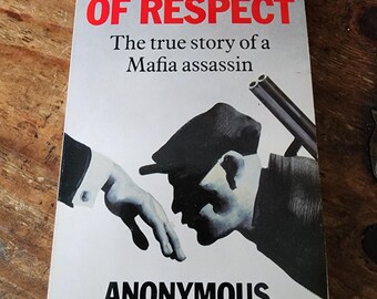 Könnte beinhalten: Buchcover mit dem Titel "MAN OF RESPECT" in Rot, mit dem Untertitel "The true story of a Mafia assassin". Das Cover zeigt eine Schwarz-Weiß-Illustration von zwei Händen und einem Mann mit Hut. Der Autor ist "ANONYMOUS".