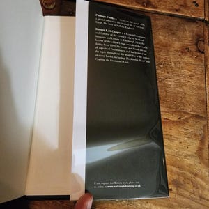 Puede incluir: La contraportada de un libro de tapa dura de color verde oscuro con texto blanco. El texto incluye los nombres "Philippa Faulks" y "Robert L.D. Cooper" e informaci&oacute;n sobre los autores y temas del libro. El texto tambi&eacute;n incluye el sitio web "www.watkinspublishing.co.uk".