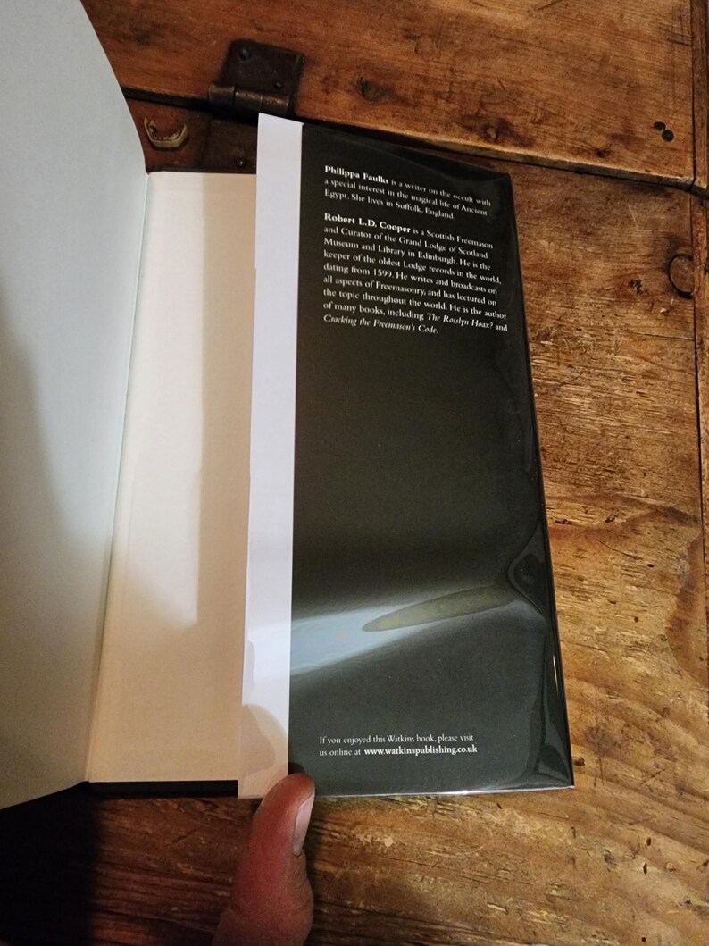 Puede incluir: La contraportada de un libro de tapa dura de color verde oscuro con texto blanco. El texto incluye los nombres "Philippa Faulks" y "Robert L.D. Cooper" e informaci&oacute;n sobre los autores y temas del libro. El texto tambi&eacute;n incluye el sitio web "www.watkinspublishing.co.uk".